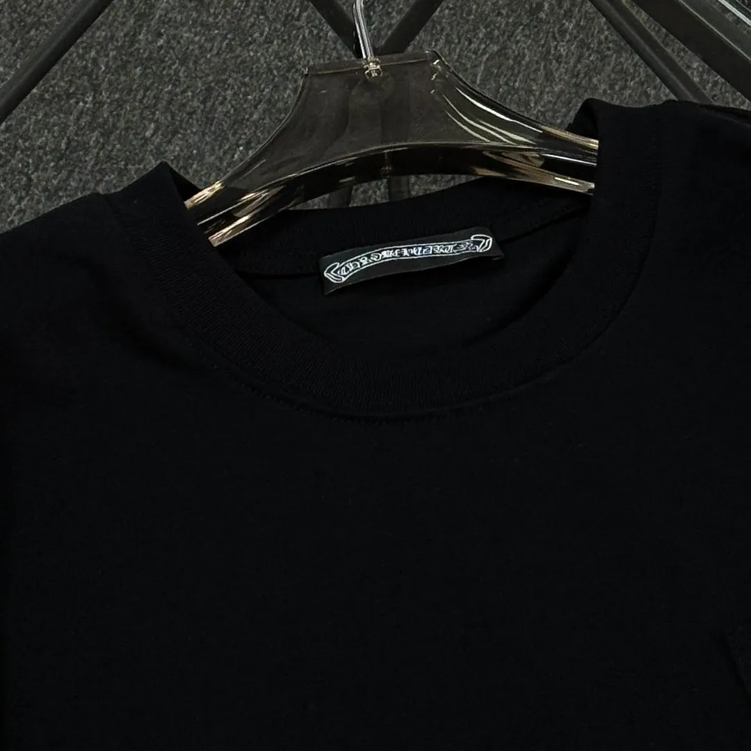 P170 Chrome Hearts 25 high-end versions. The fabric is made of 300 grams of high-density pure cotton. It does not deform or shrink. It has three labels. It is the same style for men and women. Technology: suede foaming + digital printing. Color: white, black. SIZE: S-XL.